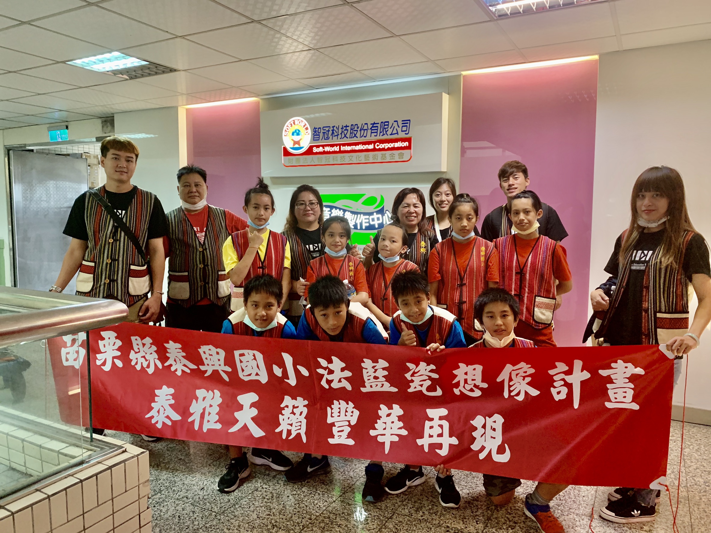 圖｜泰興國小赴台北錄音室錄製唱片合影