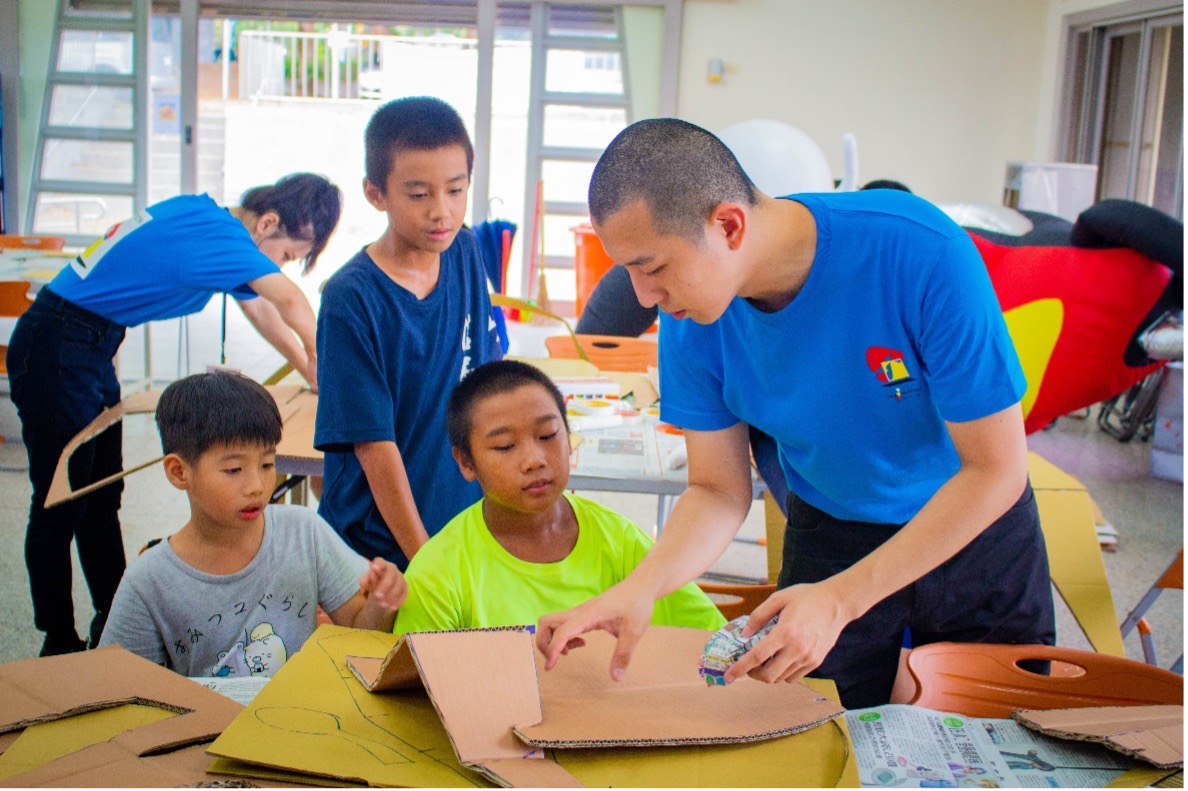 📷 Angus和臺東信義國小學生一起創作，運用紙箱模擬機車，重現「臺北橋機車瀑布」的經典畫面