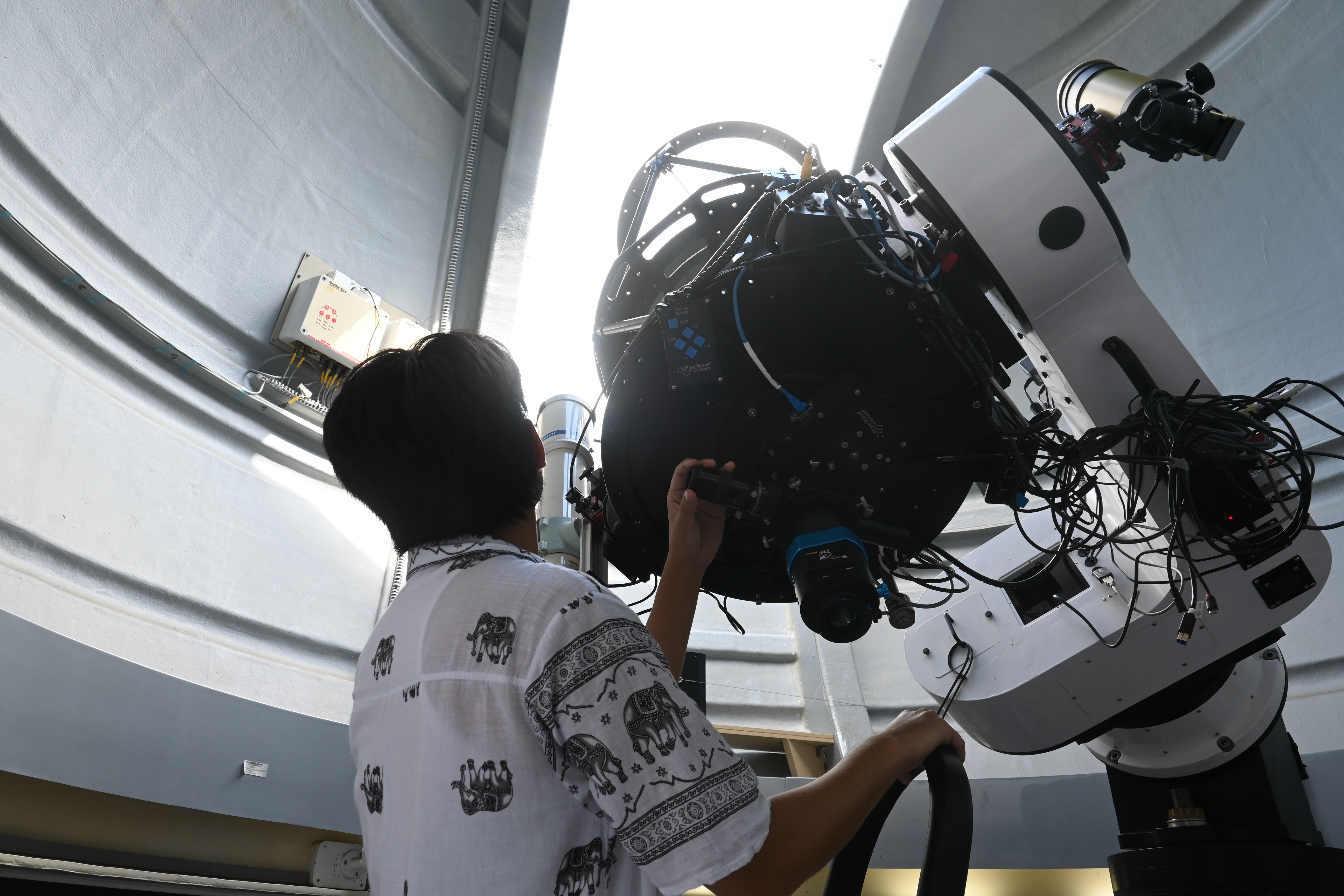 車城國小校內設有天文台，孩子透過實際操作天文觀測設備，近距離認識探索星空的工具。