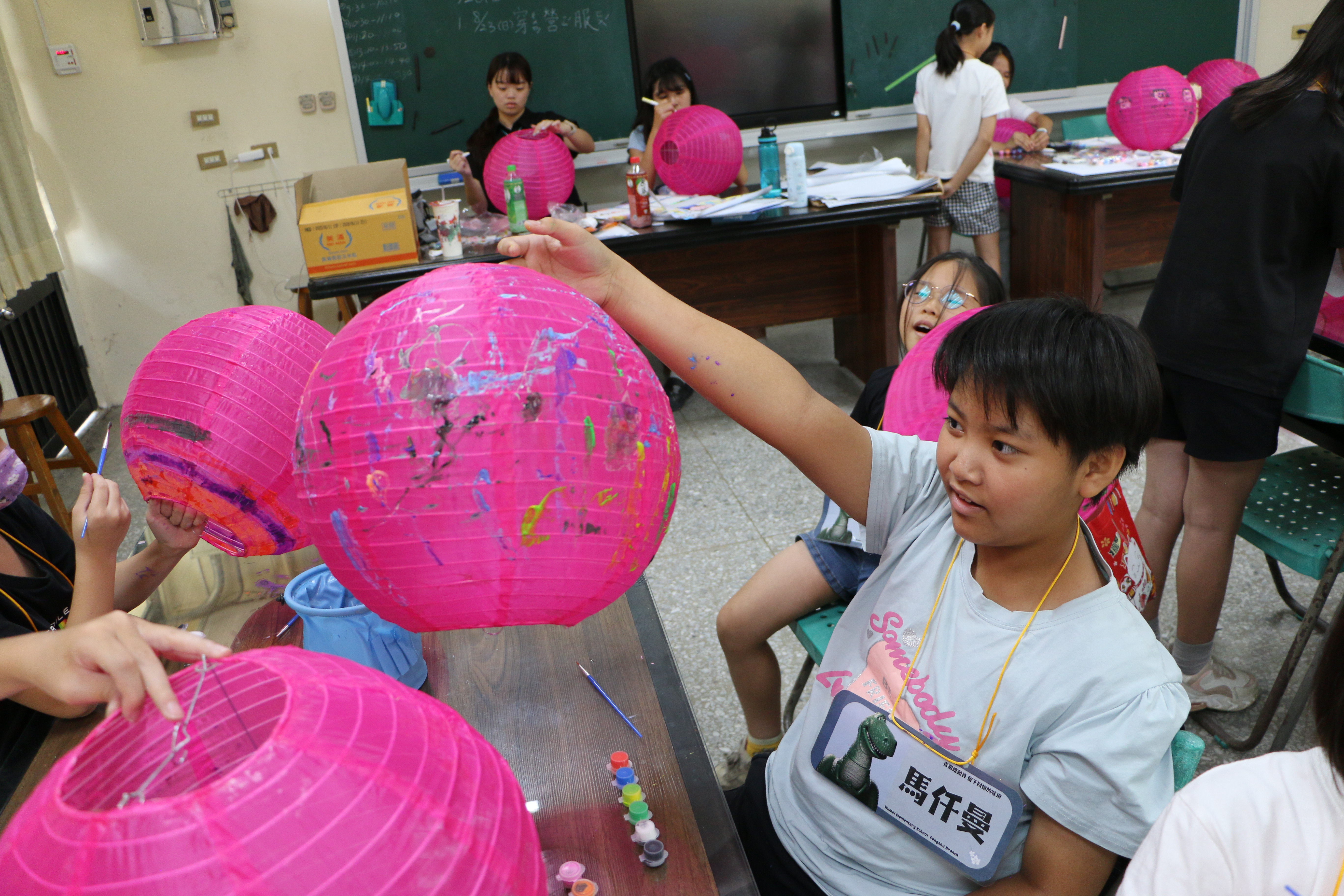 孩子動手彩繪燈籠，在創作與互動中享受與同伴、團隊一起完成作品的過程。