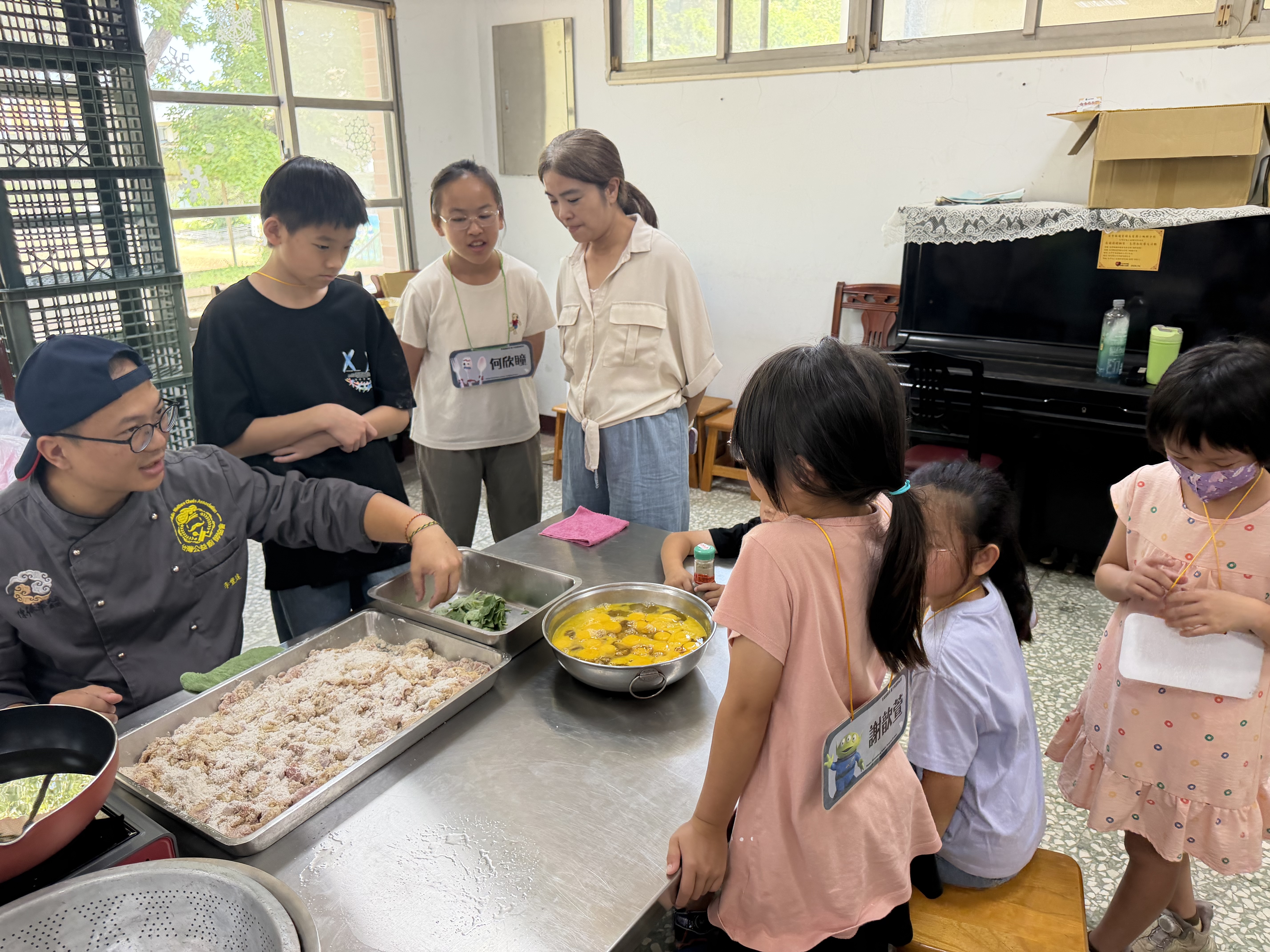 孩子與長輩一同參與料理活動，在交流與互動中聆聽生活經驗，採集家鄉故事。